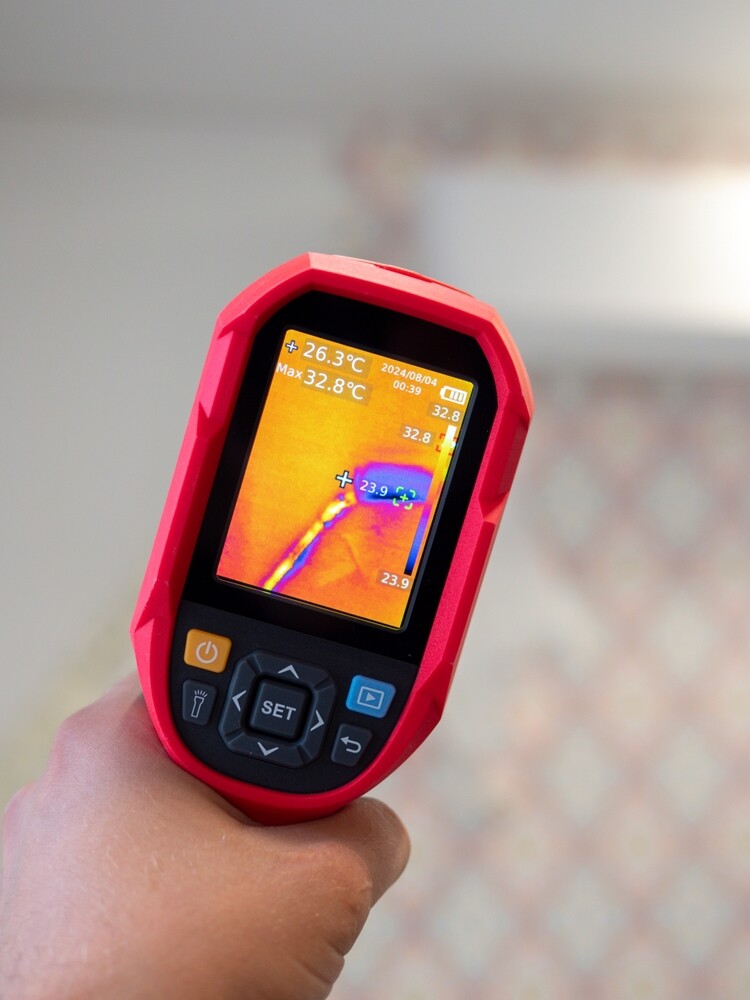 thermal camera detecting hidden wall leak